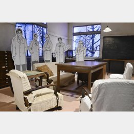 理化学研究所が再現した、日本の原子物理学の父と呼ばれる仁科芳雄博士の研究室。仁科氏（右端）のほか、教え子の湯川秀樹博士（中央）らの等身大パネルも（2022＝令和4＝年10月26日）／（Ｃ）共同通信社