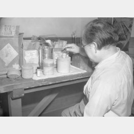 理化学研究所に届いた輸入ラジオアイソトープ（放射性同位元素）を処理する仁科芳雄博士（1950＝昭和25＝年7月18日）／（Ｃ）共同通信社