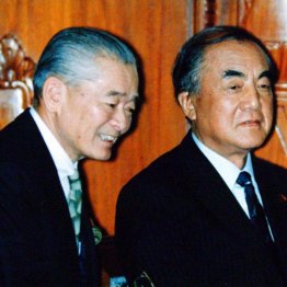 公約違反の元首相たち（中曽根康弘氏と竹下登氏＝左）／（Ｃ）日刊ゲンダイ