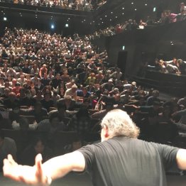 テストステロンは運動によって増やすことができる（講演でスクワットをする筆者＝本人提供）