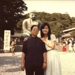 テレサ（右）と母（提供写真）