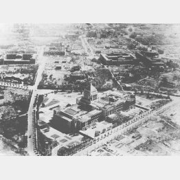 空襲を受け焼け野原になった東京。国会議事堂上空より霞が関官庁街をのぞむ（1945＝昭和20＝年10月4日）／（Ｃ）共同通信社