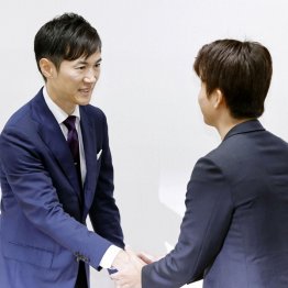 「再生の道」新代表に選ばれた奥村光貴氏（右）と握手を交わす石丸伸二氏（Ｃ）共同通信社