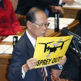 衆院予算委で質問する照屋寛徳氏（社民）／（Ｃ）共同通信社