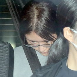 送検される江幡菜桜容疑者（Ｃ）日刊ゲンダイ