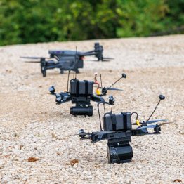 最前線での主役FPVドローン（Ｃ）ロイター