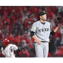 23日の広島戦の二回、中村奨成に2ランを浴びた戸郷翔征（Ｃ）共同通信社