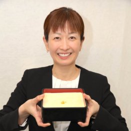 謝罪用の特大高級プリンを手にする八木さん（Ｃ）日刊ゲンダイ