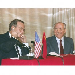平成元（1989）年、世界を仰天させるマルタ会談が…（ブッシュ米大統領とゴルバチョフ露大統領による首脳会談）／（Ｃ）ロイター