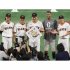 日米通算200勝達成、田中将大（中央）を祝福する（左から）田中瑛斗、小林誠司、マルティネス、大勢（Ｃ）日刊ゲンダイ
