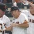 日米通算200勝を達成、ナインから手荒い祝福を受ける田中将大（Ｃ）日刊ゲンダイ