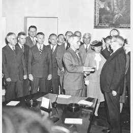 ホワイトハウスの大統領就任式に臨むトルーマン大統領＝1945年（Ｃ）Underwood Archives／Universal Images Group／共同通信イメージズ