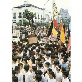 「ベ平連」の集会に参加していた（写真は「ベトナム戦争即時全面中止」デモ＝1968年6月15日、アメリカ大使館前）／（Ｃ）共同通信社