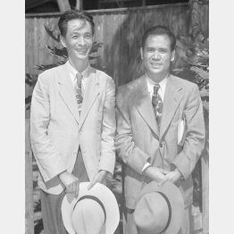 米国から帰国した原子物理学者の朝永振一郎博士（左）と田島英三氏氏（横浜、1950＝昭和25＝年7月22日）　／（Ｃ）共同通信社