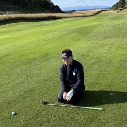 ミスをすると写真のように「バッカ！」と崩れ落ちるという（提供写真）