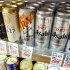 店頭に並ぶアサヒビールの「スーパードライ」など（Ｃ）共同通信社