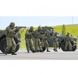 自衛隊の離島防衛想定訓練…（Ｃ）共同通信社