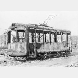 八丁堀付近の電車通りで被爆し、全焼した路面電車（団長・浅田常三郎教授率いる「大阪大学調査団」に同行した同盟通信社大阪支社の記者が撮影）／（Ｃ）共同通信社