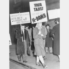 戦後、反核の動きは世界中に（核兵器に反対するデモ＝米国、1960年）　（Ｃ）World History Archive／ニューズコム／共同通信イメージズ