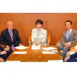 ガッチリ脇を固めて先祖返り（初の役員会に臨む高市早苗総裁＝中央、鈴木俊一幹事長＝左、麻生太郎副総裁＝右）／（Ｃ）日刊ゲンダイ