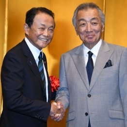 「松本純くんを励ます会」で麻生太郎氏（左）と（Ｃ）日刊ゲンダイ