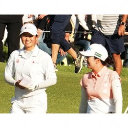 29歳の堀琴音（右）と15広吉優梨菜（Ｃ）日刊ゲンダイ