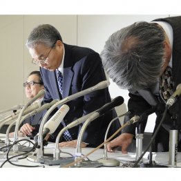 ついには経営破綻となり、日本からDRAM企業は消失に…（謝罪し頭を下げる半導体大手エルピーダメモリの坂本幸雄社長＝右2、ら）／（Ｃ）共同通信社