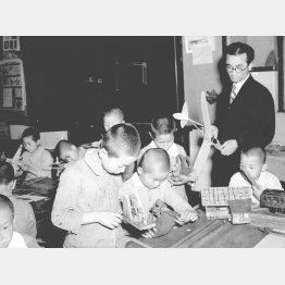 戦時下の国民学校で授業を受ける男子児童たち＝1942（昭和17）年（Ｃ）共同通信社