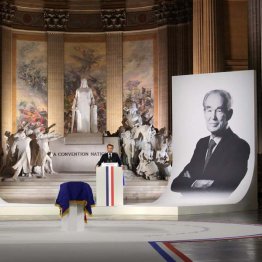 ロベール・バダンテール元法相を祭る国家的偉人の殿堂「パンテオン」の儀式。中央は、演説するマクロン仏大統領（Ｃ）ロイター