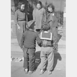 子供たちに人気があったという「パンパン」遊び。手前の二人が進駐軍兵士（左）とパンパン（娼婦）のつもり（1946＝昭和21＝年2月）／（Ｃ）共同通信社