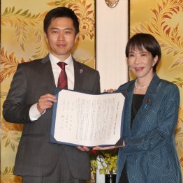 連立政権合意書を手に、写真撮影に応じる日本維新の会の吉村代表（左）と自民党の高市総裁（Ｃ）日刊ゲンダイ