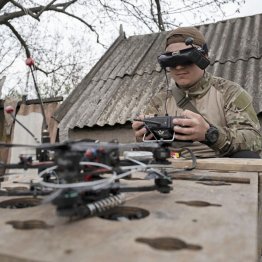 戦争を変えたウクライナのドローン戦術（ドローンの飛行訓練をする隊員）／（Ｃ）共同通信社