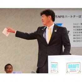 ソフトバンクは小久保監督に代わり城島健司CBOが登壇。佐々木麟太郎の1位指名権を引き当てた（Ｃ）日刊ゲンダイ