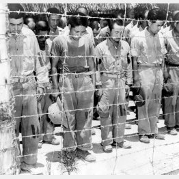 グアム島の捕虜収容所で整列しながら玉音放送を聞く日本軍捕虜（Ｃ）共同通信社