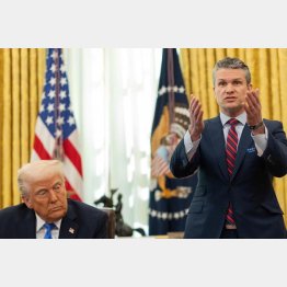 ヘグセス国防長官（右）も来日して小泉防衛相と会談予定（Ｃ）ロイター