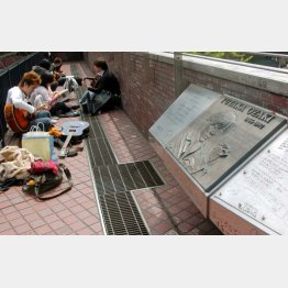 命日の4月25日、ロック歌手尾崎豊さんのレリーフに集まったファン（東京都渋谷区）　／（Ｃ）共同通信社