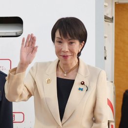 初外交から帰国した高市首相（Ｃ）日刊ゲンダイ