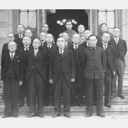 鈴木貫太郎元総理（中央）=1945（昭和20）年6月9日（Ｃ）共同通信社