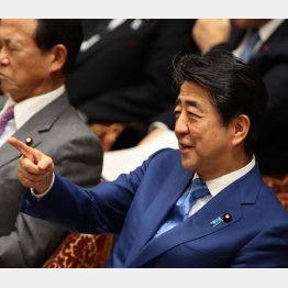 ヤジに反応する安倍晋三首相（2020年2月）　（Ｃ）日刊ゲンダイ