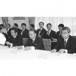 月例経済報告関係閣僚会議（左から橋本竜太郎首相、梶山静六官房長官、筆者） （Ｃ）共同通信社