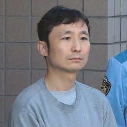 送検される田辺容疑者（Ｃ）日刊ゲンダイ