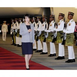 ASEAN関連首脳会議に出席するため、マレーシアのクアラルンプール国際空港に到着した高市首相（Ｃ）共同通信社