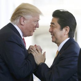 2017年2月、日米首脳会談でトランプ米大統領（左）の出迎えを受ける安倍首相（Ｃ）ロイター=共同