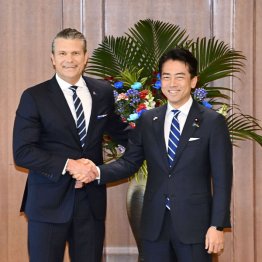 会談前に握手する小泉防衛相（右）とヘグセス米国防長官（代表撮影）