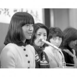 「ロマンス」で、第26回ＮＨＫ紅白歌合戦に初出場（会見する岩崎宏美さん＝左）／（Ｃ）共同通信社