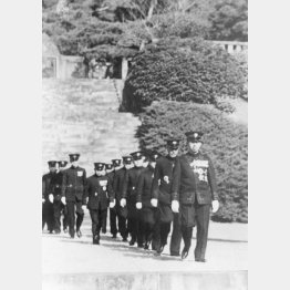 終戦奉告のため多摩御陵御参拝を終えた天皇（1945＝昭和20＝年11月17日）　／（Ｃ）共同通信社