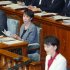 吉田晴美議員をじっと見つめる（Ｃ）日刊ゲンダイ