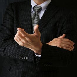 黒服の世界は“ブラック企業”