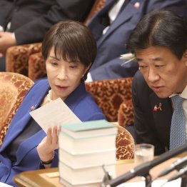 木原稔官房長官と言葉を交わす高市首相＝7日、衆院予算委員会（Ｃ）日刊ゲンダイ