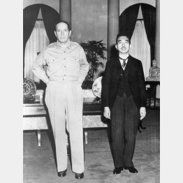 記念撮影する昭和天皇とマッカーサー元帥（米国大使公邸、1945＝昭和20＝年9月27日）／（Ｃ）共同通信社
